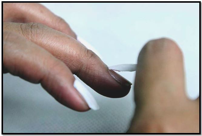 como quitar el pegamento de las uñas postizas